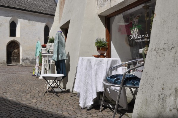 Secondhandsachen vor historischem Gemäuer (© gurschler)