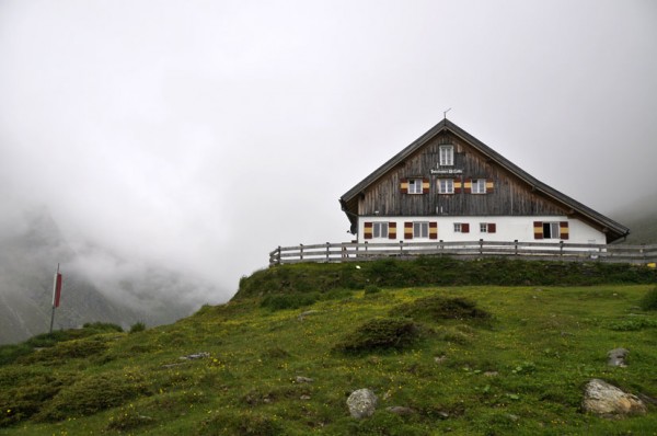 Potsdamer Hütte (2020 m)  im Fotschertal (© Gurschler)