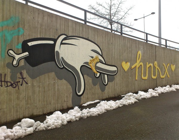 HNRX Graffiti Knochen Hand Ring ©susannegurschler