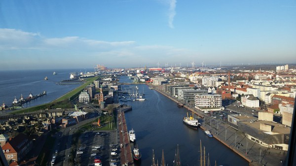 Der Blick von oben gen Norden offenbart die reizvolle Lage Bremerhavens an der Wesermündung. Foto: © Erlebnis Bremerhaven GmbH