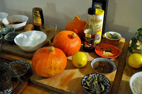 Zutaten für den Schmor-Kürbis aus dem Ofen